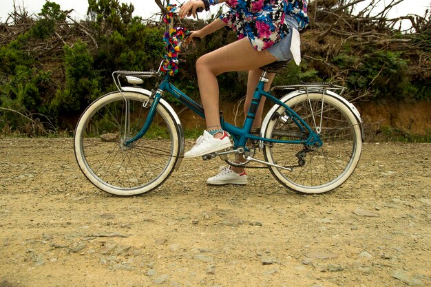 Foto bicicleta estacionada perto de uma árvore