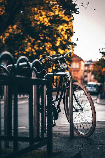 Bicicleta estacionada por um corrimão na estrada