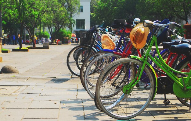 Foto bicicleta estacionada en un sendero en la ciudad