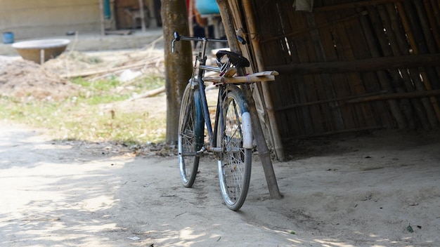 Foto una bicicleta de estilo antiguo está en la carretera