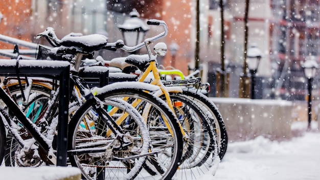 Bicicleta de estilo hermoso en la nieve después de las fuertes nevadas en Europa.