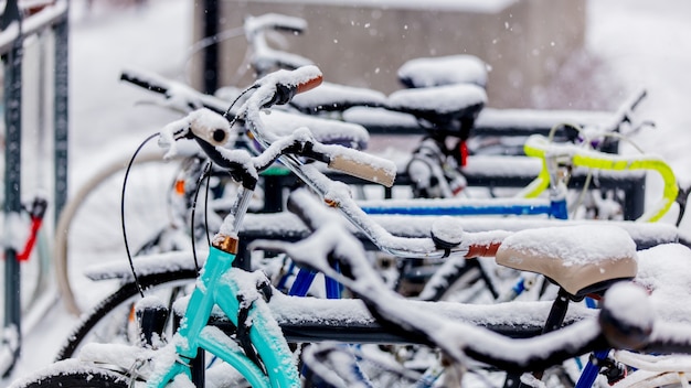 Bicicleta de estilo hermoso en la nieve después de las fuertes nevadas en Europa.