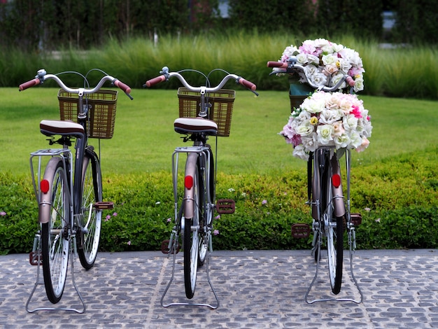 Bicicleta, flor, gramado no jardim