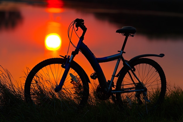 Bicicleta en el fondo del atardecer.