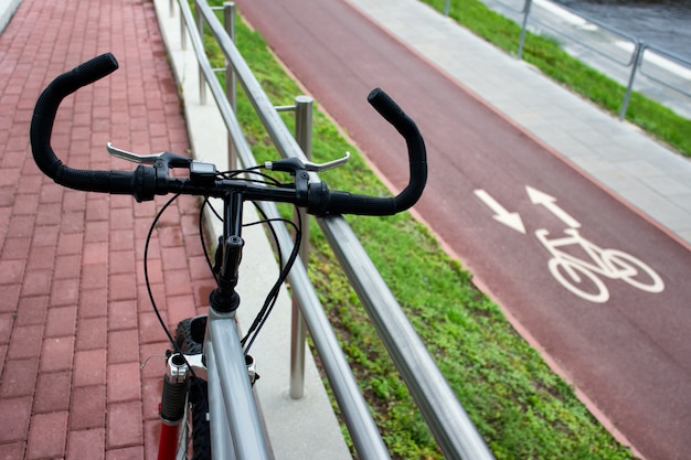 Bicicleta en el fondo del camino de bicicleta de ciudad con signo.