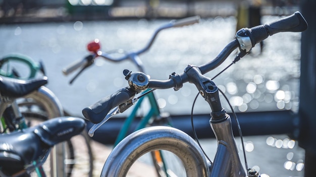 Bicicleta con fondo de vista al lago