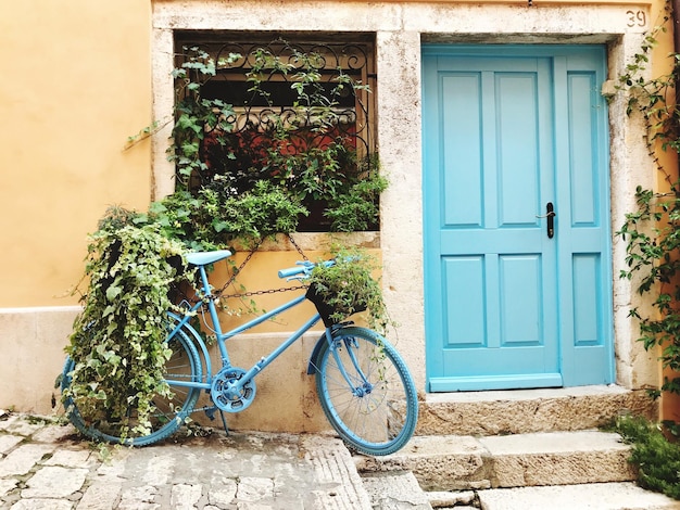 Bicicleta fora de casa