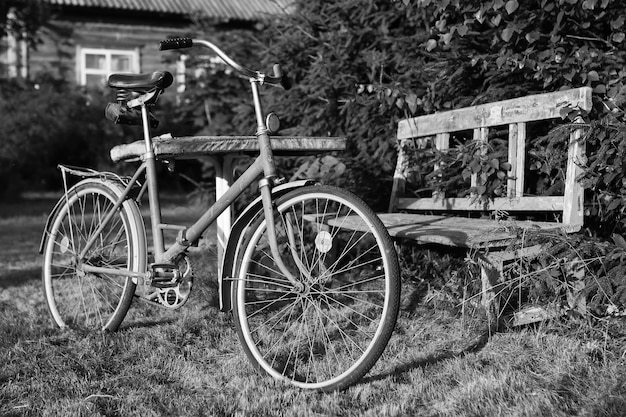 Bicicleta fotográfica monocroma en una naturaleza rural