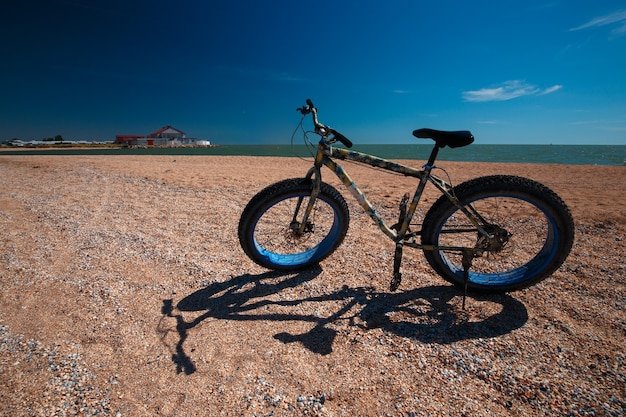 Bicicleta gorda no verão na praia. Ciclismo e estilo de vida ativo.