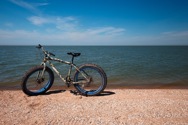 Bicicleta gorda no verão na praia. ciclismo e estilo de vida ativo.