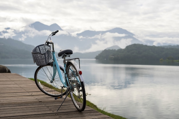 Bicicleta con la hermosa vista en el rastro de la bici del lago de la luna del sol