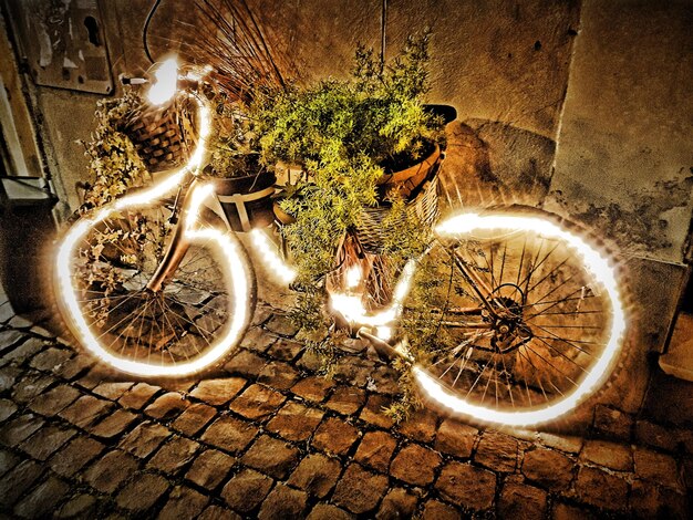 Foto bicicleta iluminada à noite