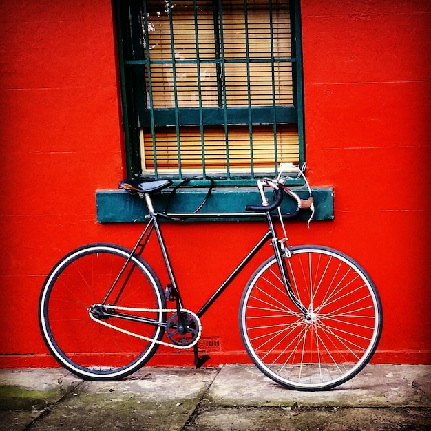 Bicicleta inclinada pela janela