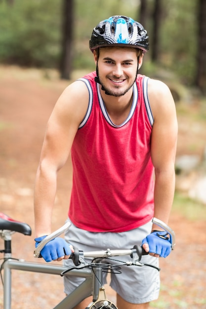 Bicicleta jovem e bonita olhando para a câmera