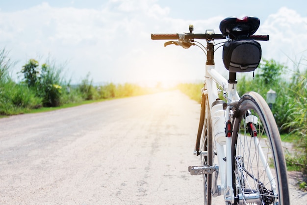 Bicicleta, ligado, estrada rural, com, capim, em, pôr do sol, campo, de, tailandia