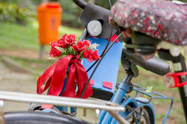 Una bicicleta llena de detalles.