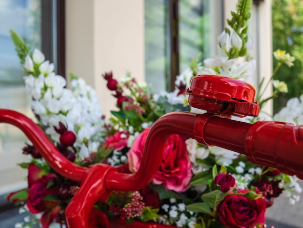 Bicicleta manillar y cesta con flores. Hermosas flores artificiales en cesta de bicicleta