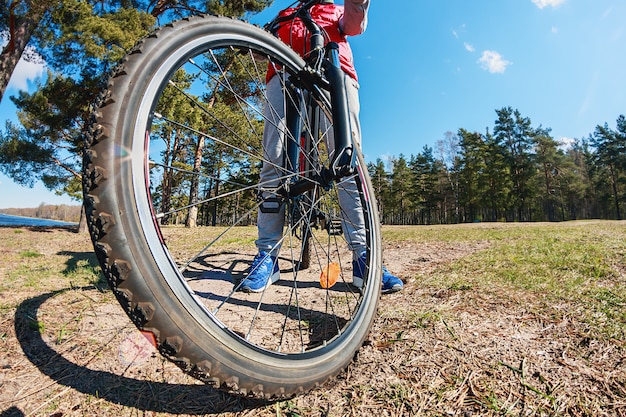 Bicicleta de montaña y cielo azul