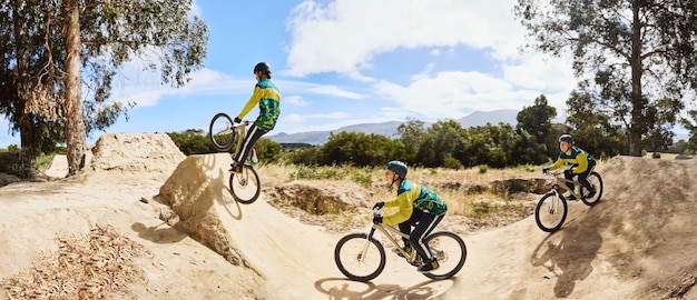 Foto bicicleta de montaña deportiva y ciclismo de hombre en el bosque para el ejercicio de la naturaleza, entrenamiento cardiovascular y entrenamiento para el maratón atleta con bicicleta para deportes extremos con transporte para viajar o libertad en el parque de rampa