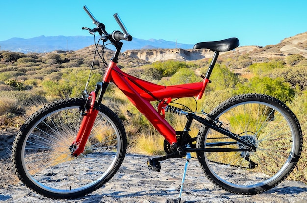 Foto bicicleta de montaña de doble suspensión