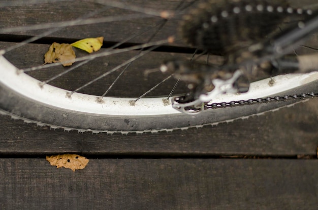 Foto la bicicleta de montaña se encuentra en el suelo de madera parte de la rueda de la bicicleta en primer plano