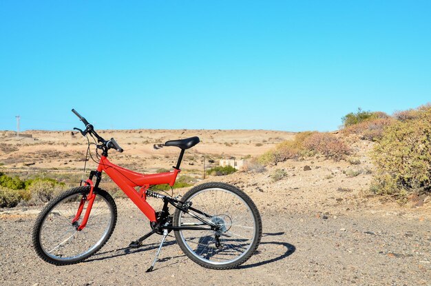 Bicicleta de montaña MTB de suspensión completa roja moderna