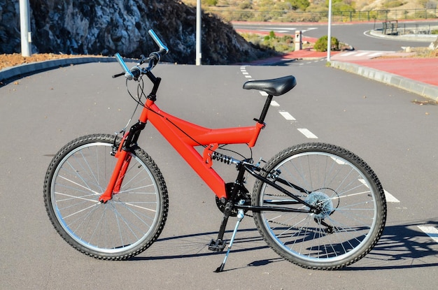 Bicicleta de montaña MTB de suspensión completa roja moderna