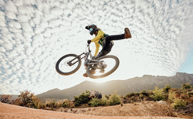 Bicicleta de montaña de postre y truco de salto de altura para una carrera competitiva locamente divertida Rendimiento deportivo extremo y libertad de acrobacias Motociclista de tierra volando en el aire riesgo deportivo de adrenalina y paseo de aventura increíble