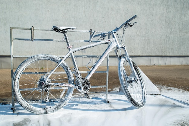 Bicicleta mtb na lavagem de bicicletas self-service de sabão