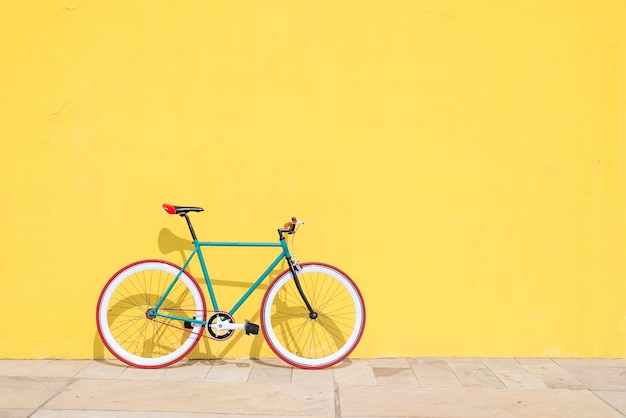 Bicicleta na calçada contra a parede