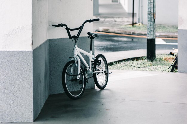 Bicicleta na calçada contra a parede