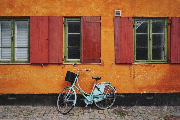 Bicicleta na calçada contra um edifício colorido