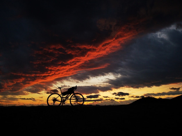 Bicicleta na montanha em um lindo pôr do sol