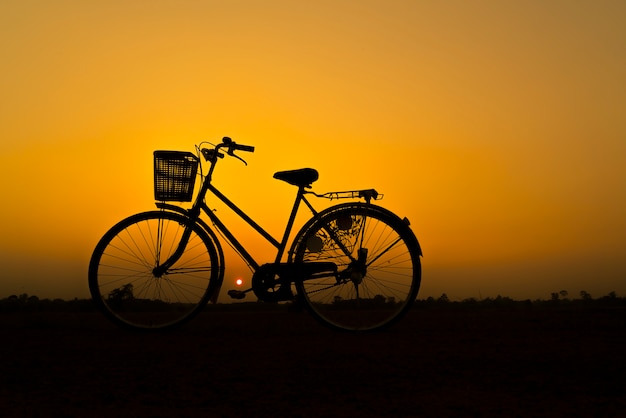 Bicicleta na silhueta do pôr do sol.