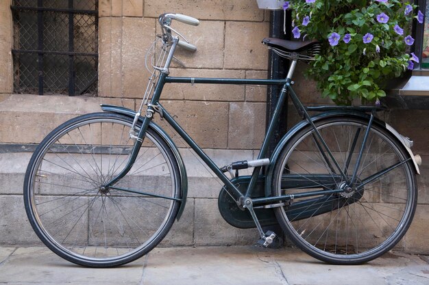 Bicicleta negra en Cambridge, Inglaterra