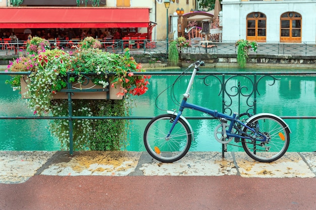 Bicicleta no passeio de Annecy França