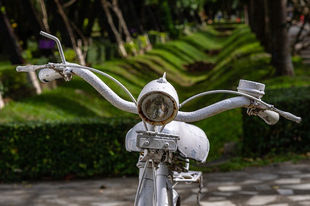 Bicicleta oxidada vieja de la vendimia.