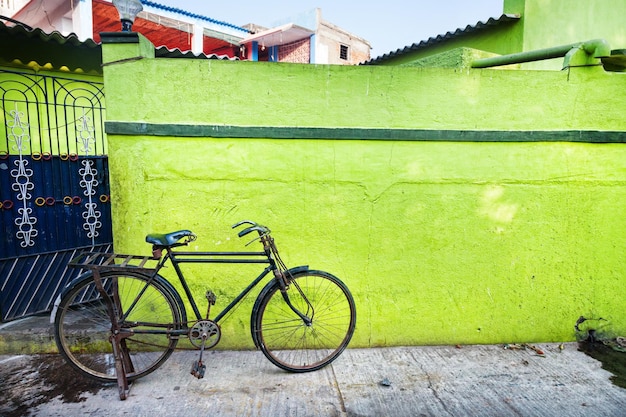 Bicicleta en la pared verde