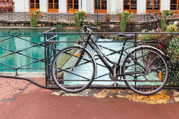 Bicicleta en el paseo marítimo de Annecy Francia