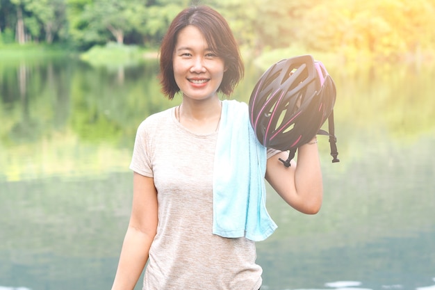 Bicicleta de paseo mujer asiática