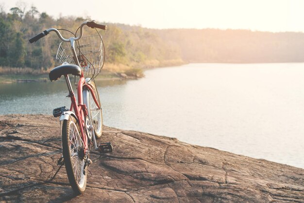 Foto bicicleta pela água contra o céu