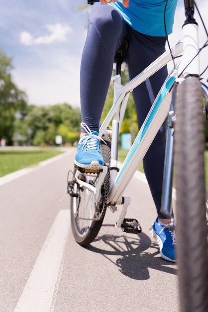 Foto bicicleta en una pista de ciclismo