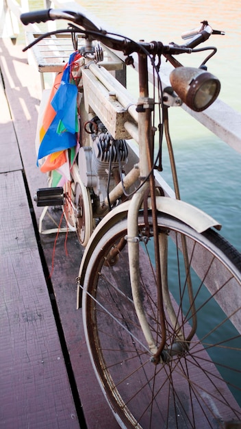 Foto bicicleta por corrimão em ponte