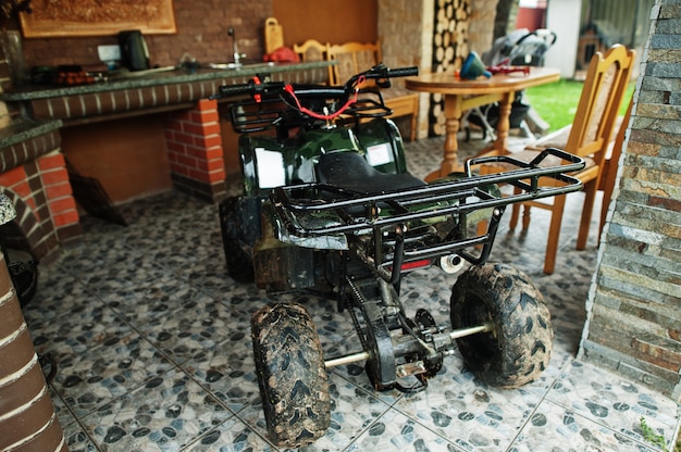 Foto bicicleta quadriciclo atv de quatro rotações para uso doméstico.