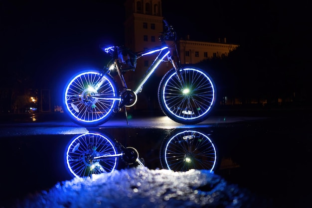 La bicicleta que brilla intensamente se refleja en el agua