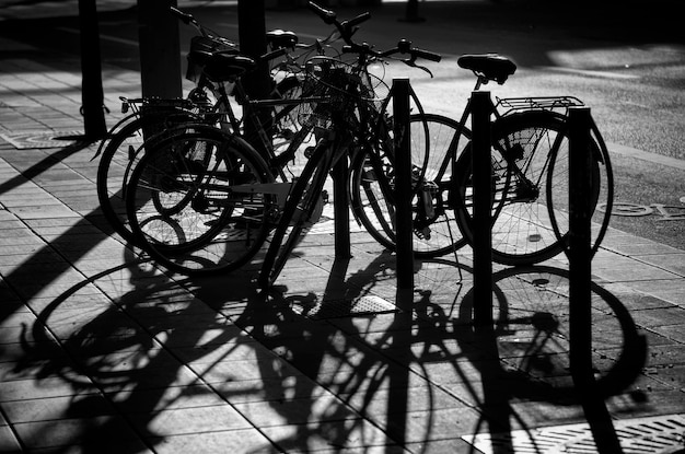 Bicicleta retro en la calle con una imagen conceptual elegante en blanco y negro de sombra