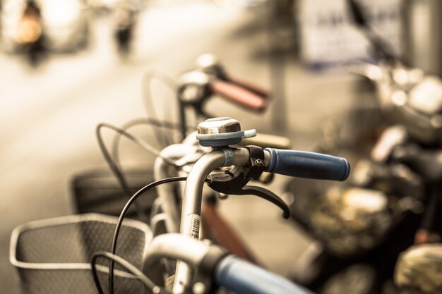 Bicicleta retro en la ciudad de cerca