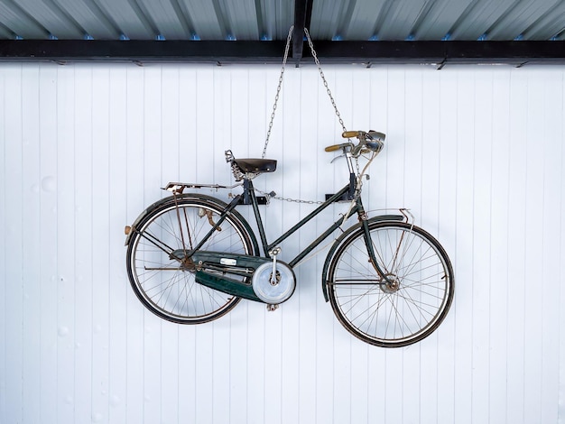 Bicicleta retro colgada en la pared para decoración