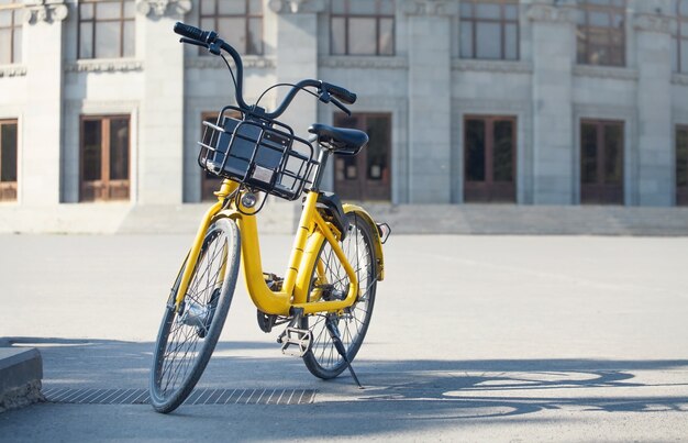 Bicicleta retro negra y amarilla en la ciudad.