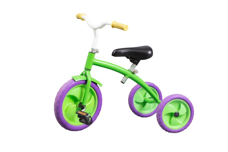 Foto bicicleta retrô para crianças em um fundo branco